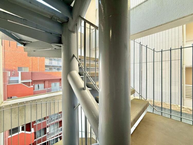 その他 共用部の階段です。明るく清潔に管理されています。