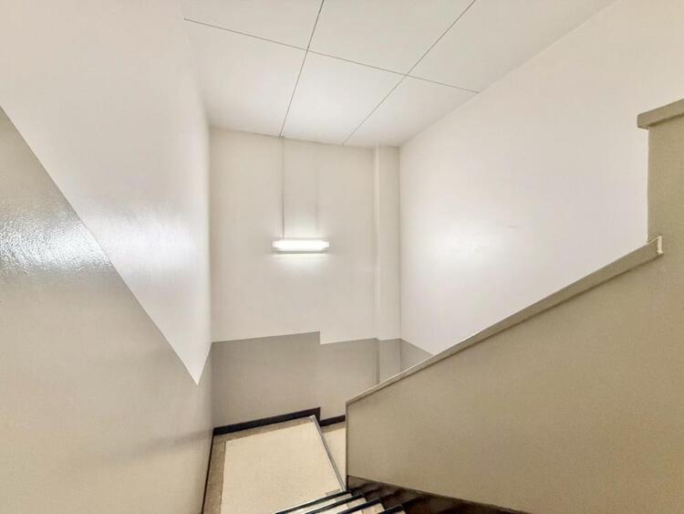 その他 共用部の階段です。明るく清潔に管理されています。