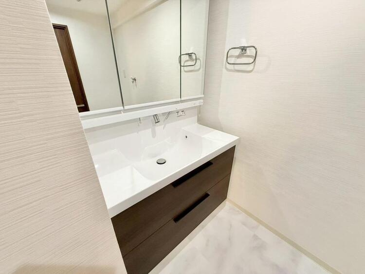 その他 清潔感を感じられる洗面化粧台。