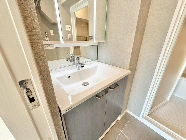 その他 清潔感を感じられる洗面化粧台。