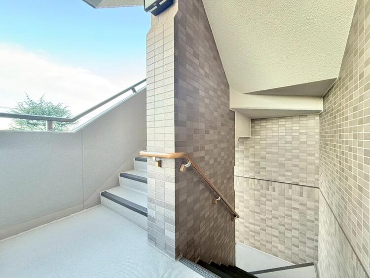 その他 共用部の階段です。明るく清潔に管理されています。