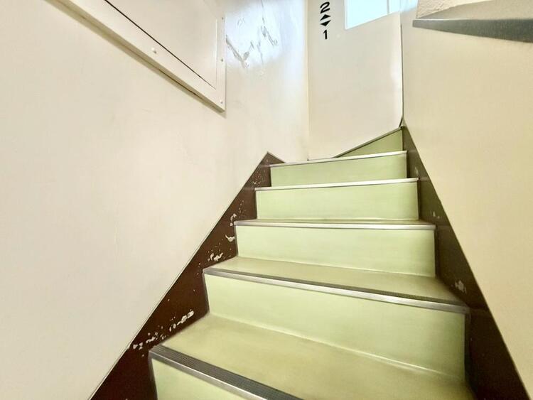 その他 共用部の階段です。明るく清潔に管理されています。