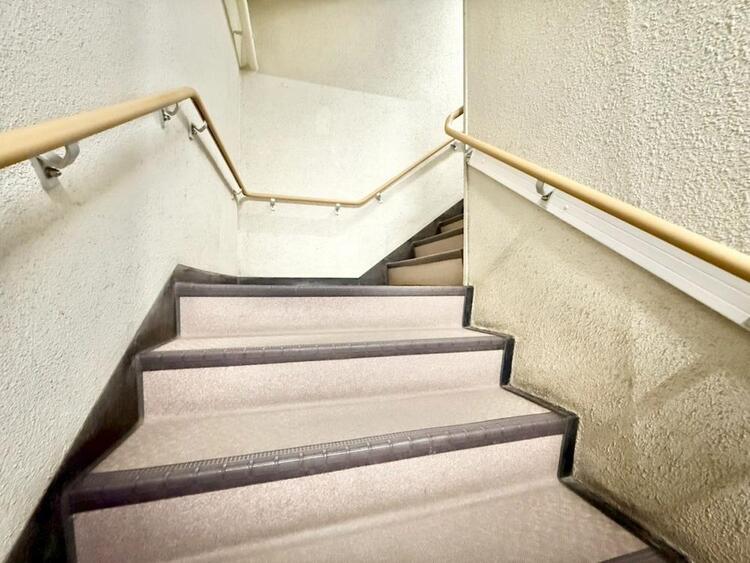 その他 共用部の階段です。明るく清潔に管理されています。