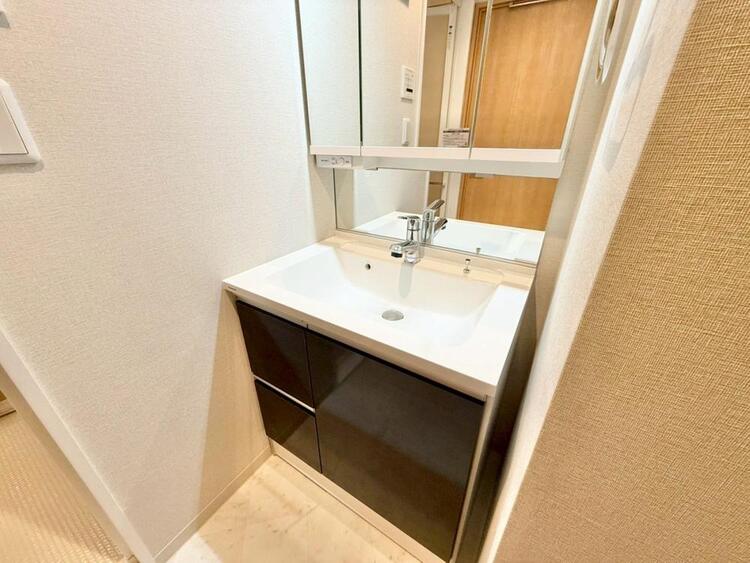 その他 清潔感を感じられる洗面化粧台。