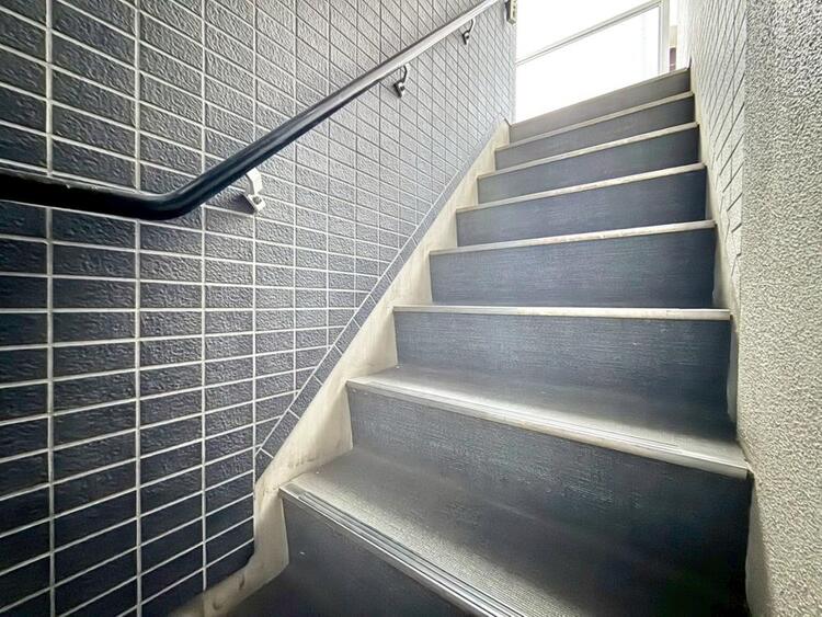 その他 共用部の階段です。明るく清潔に管理されています。