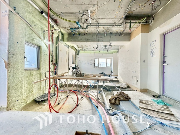 内装 現在改装中◆陽光◆が差し込む。この開放的なLDKに家族の笑顔が集う。家族が一緒に過ごす空間は明るく、そして居心地よく。