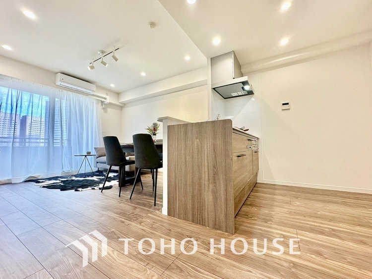 内装 【LIVING】◆眩い◆光が燦々と入り、家族の笑顔を照らす。「いつまでも続いて」と願う夢のような毎日がここにある。