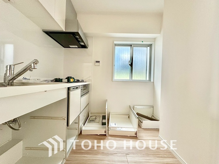 キッチン 現在改装中◆ワクワク◆開放的で機能性も高いシステムキッチン。お子様は毎日のご飯にワクワク！