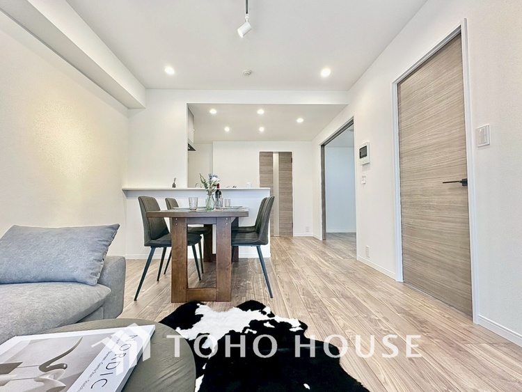 内装 【LIVING】◆扉を◆開くとこの景色。家族の”おかえり”の声が聞こえてきそう。