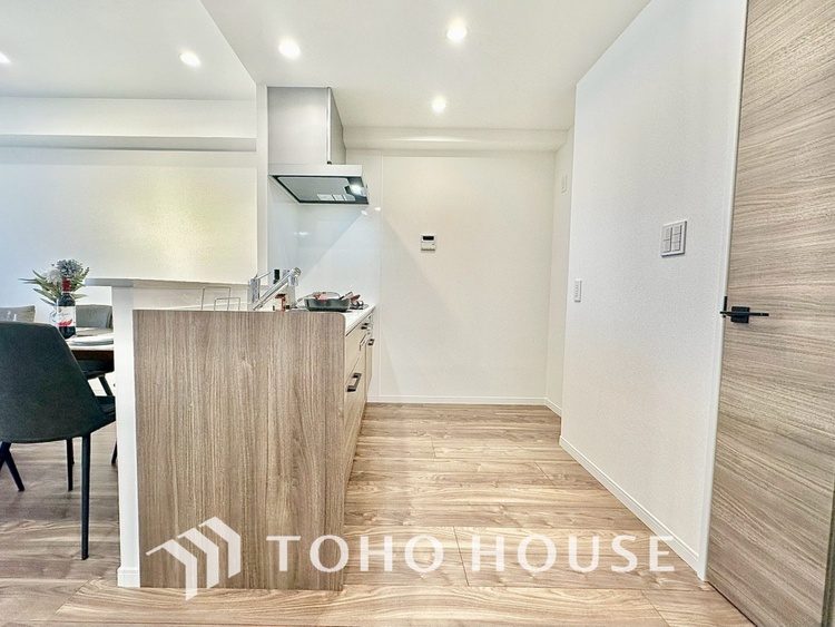 キッチン 【KITCHEN】◆ワクワク◆開放的で機能性も高いシステムキッチン。お子様は毎日のご飯にワクワク！