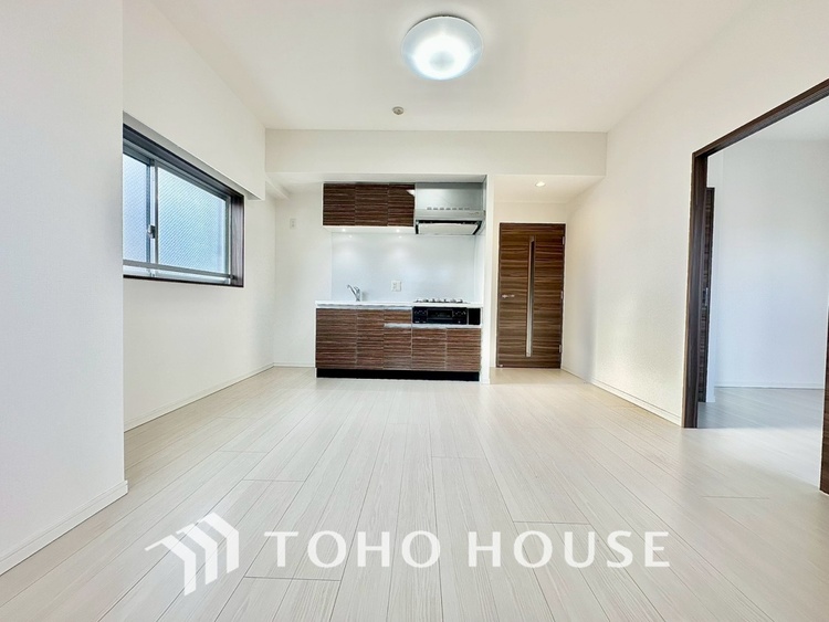 内装 現在改装中◆陽光◆が差し込む。この開放的なLDKに家族の笑顔が集う。家族が一緒に過ごす空間は明るく、そして居心地よく。