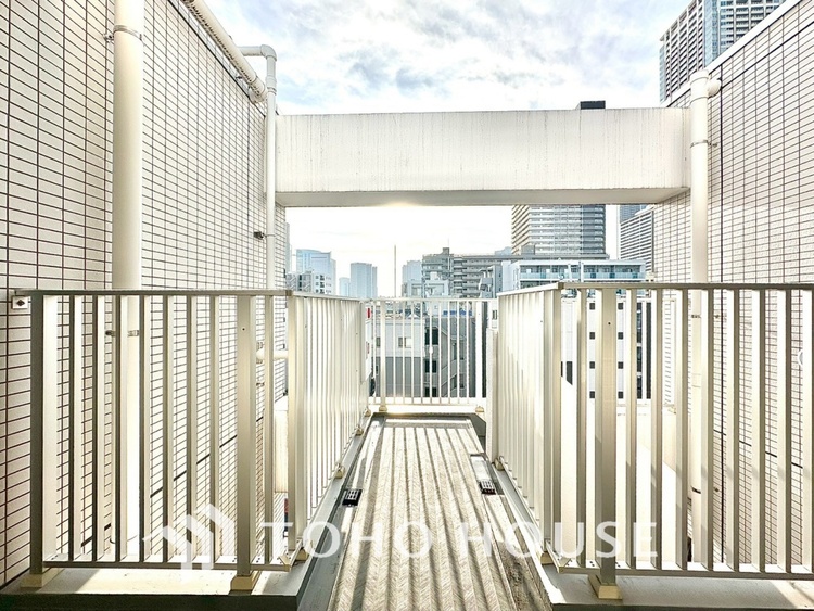 エントランス 【ENTRANCE】◆家族◆家で家族と過ごす時間は限られている。帰りを待つ家族の元へと急ぐときの弾む思い。そんな思いを引き立てる邸宅。