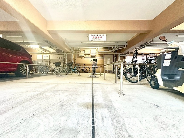 エントランス 【ENTRANCE】◆家族◆家で家族と過ごす時間は限られている。帰りを待つ家族の元へと急ぐときの弾む思い。そんな思いを引き立てる邸宅。