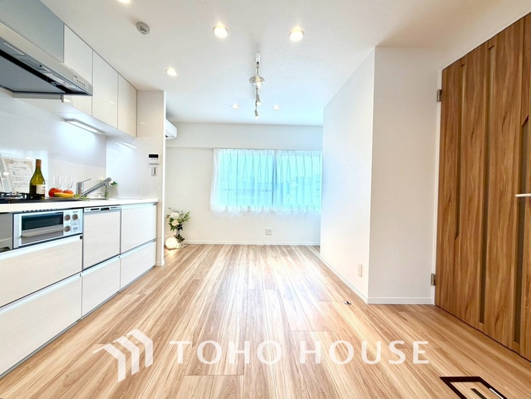 内装 ◆陽光◆が差し込む。この開放的なLDKに家族の笑顔が集う。家族が一緒に過ごす空間は明るく、そして居心地よく。