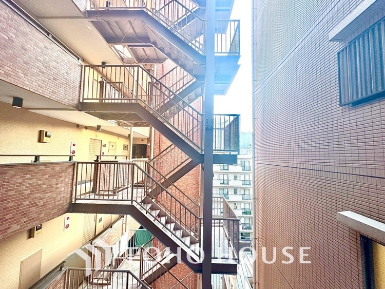 その他 【BALCONY】◆BLUE SKY◆自然の心地よさに包まれる。大開口の外に広がるのは爽やかな青空。