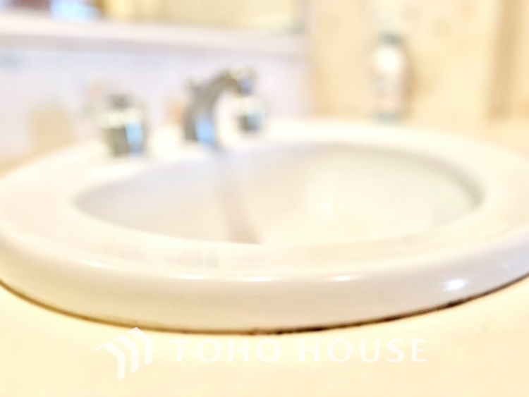 洗面 現在改装中◆快適◆煌びやかな暮らしの中にも忘れたくない快適さ。大きな収納が助けてくれます。