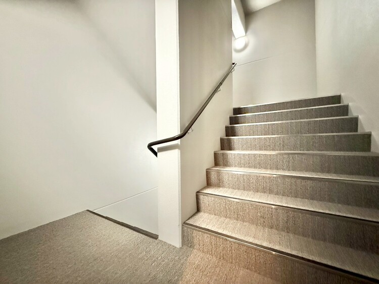 その他 共用部の階段です。明るく清潔に管理されています。