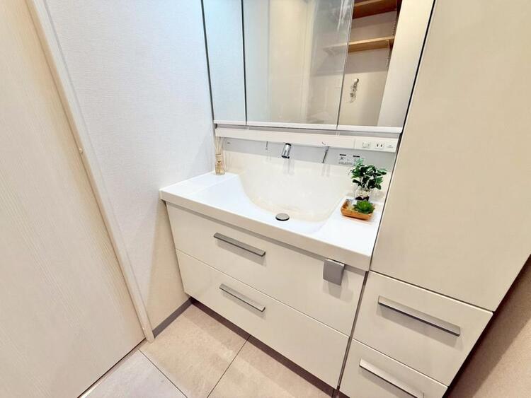 その他 清潔感を感じられる洗面化粧台。