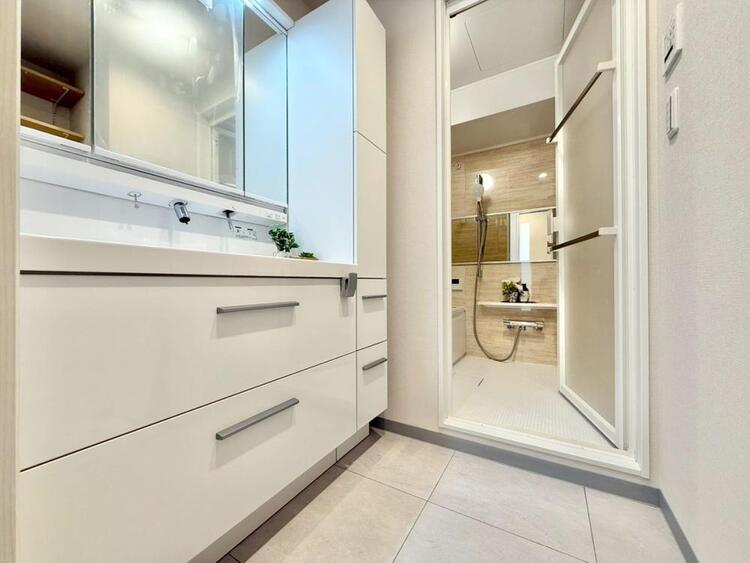 その他 十分な広さの脱衣所。