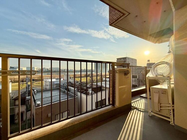 その他 朝の澄んだ空気や、夕方に吹く清々しい風を感じられるバルコニー。