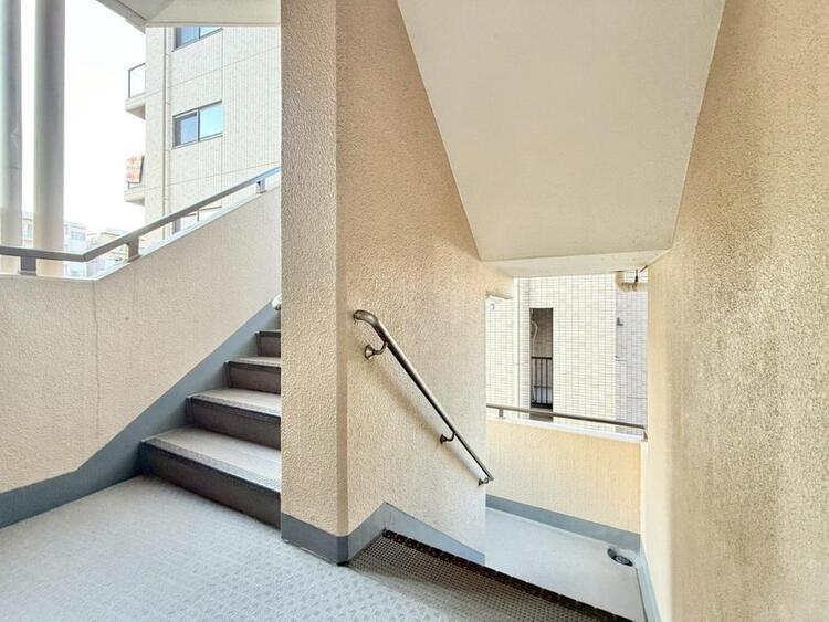 その他 共用部の階段です。明るく清潔に管理されています。