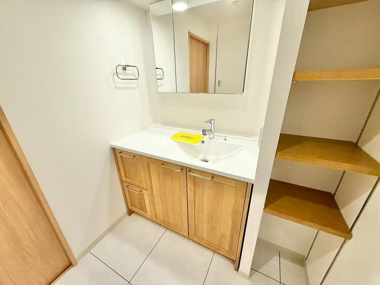 その他 清潔感を感じられる洗面化粧台。