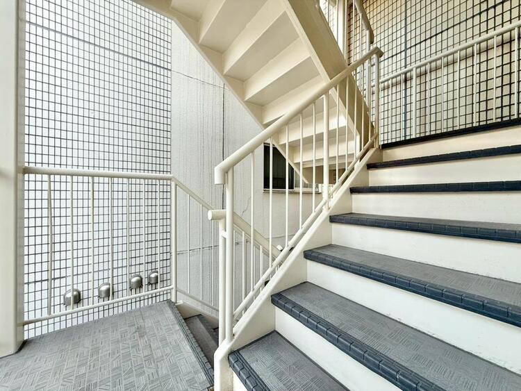 その他 共用部の階段です。明るく清潔に管理されています。