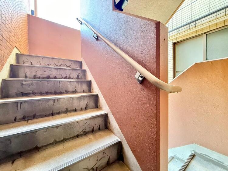 その他 共用部の階段です。明るく清潔に管理されています。