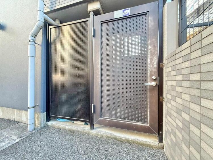 その他 共用部の階段です。明るく清潔に管理されています。