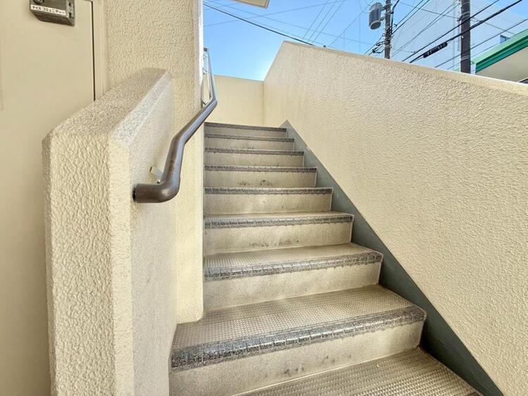 その他 共用部の階段です。明るく清潔に管理されています。