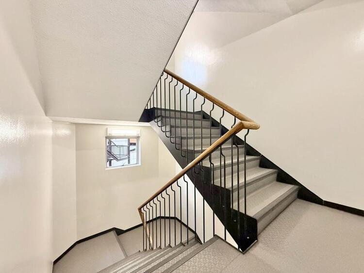 その他 共用部の階段です。明るく清潔に管理されています。