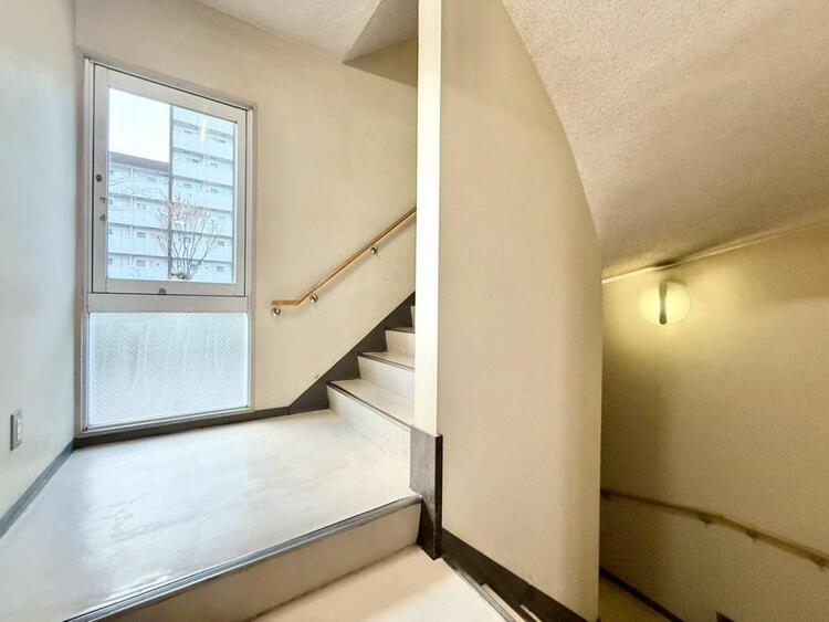 その他 共用部の階段です。明るく清潔に管理されています。