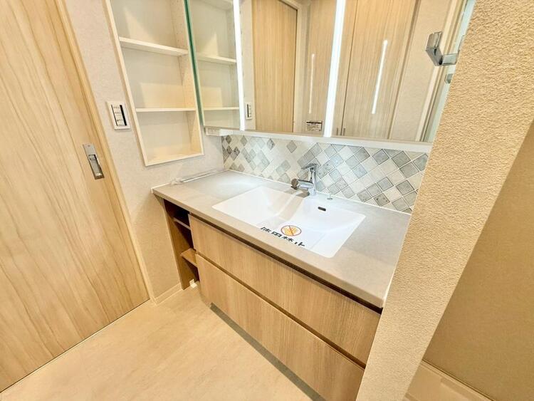 その他 清潔感を感じられる洗面化粧台。