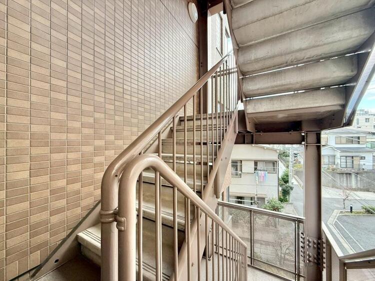 その他 共用部の階段です。明るく清潔に管理されています。