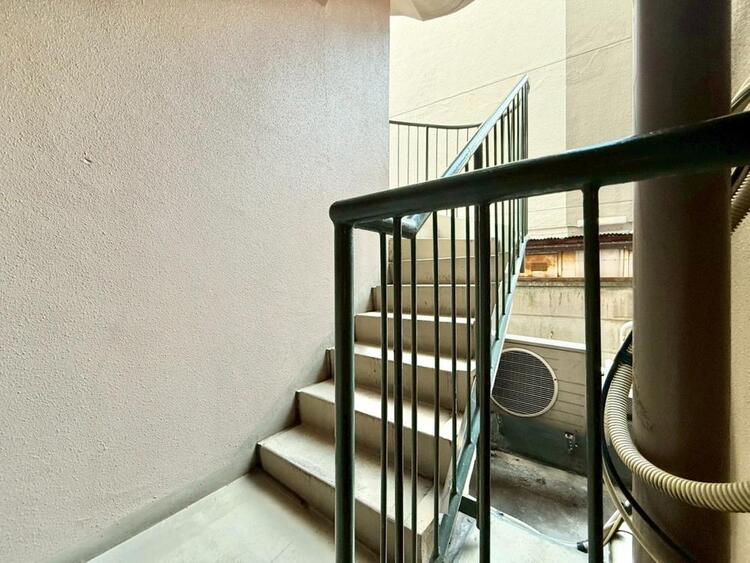 その他 共用部の階段です。明るく清潔に管理されています。