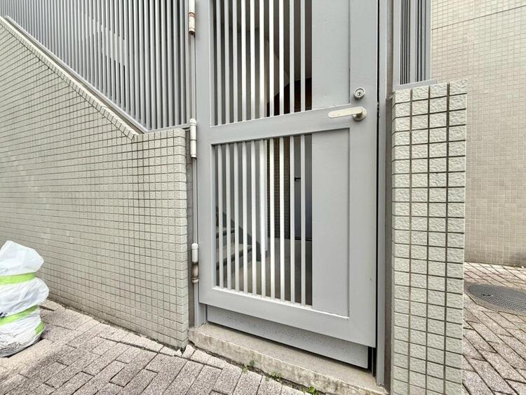 その他 共用部の階段です。明るく清潔に管理されています。