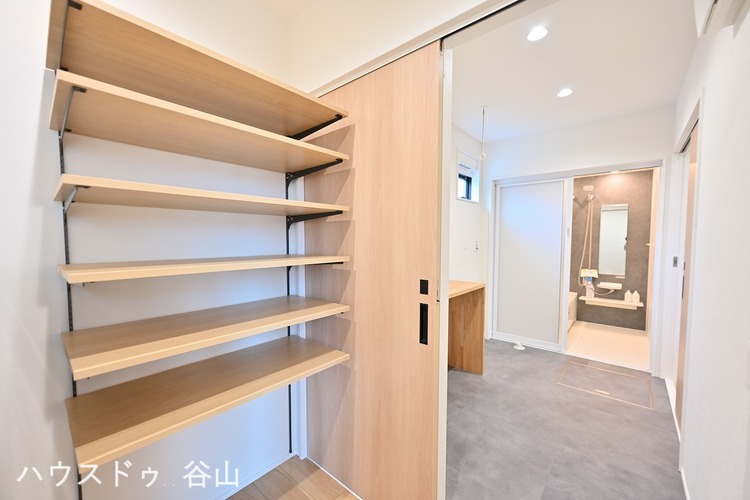 キッチン パントリーから脱衣所につながる設計