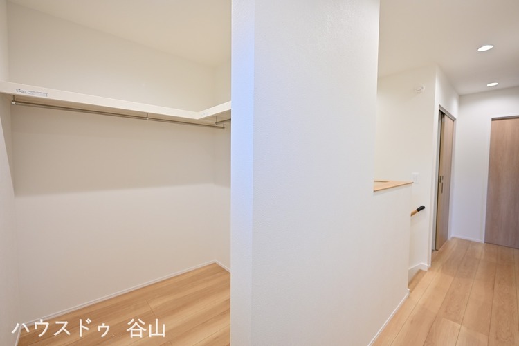その他 2階ホール横にはご家族みんなが使えるような大収納（ウォークインクローゼット）が有ります