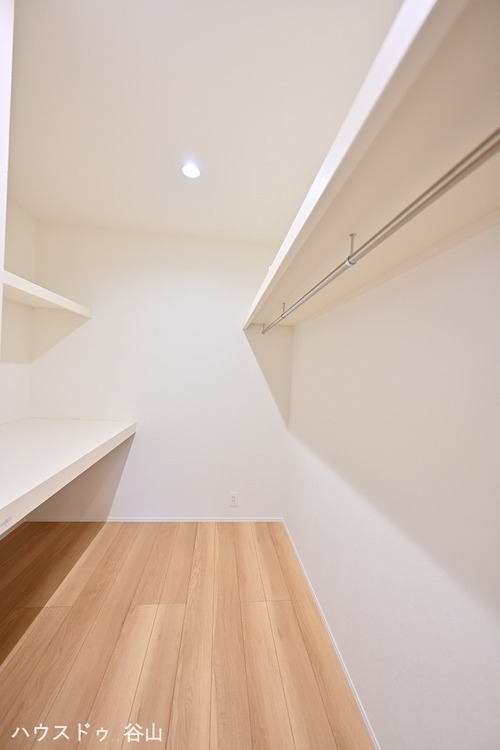 その他 主寝室に付いたウォークインクローゼット