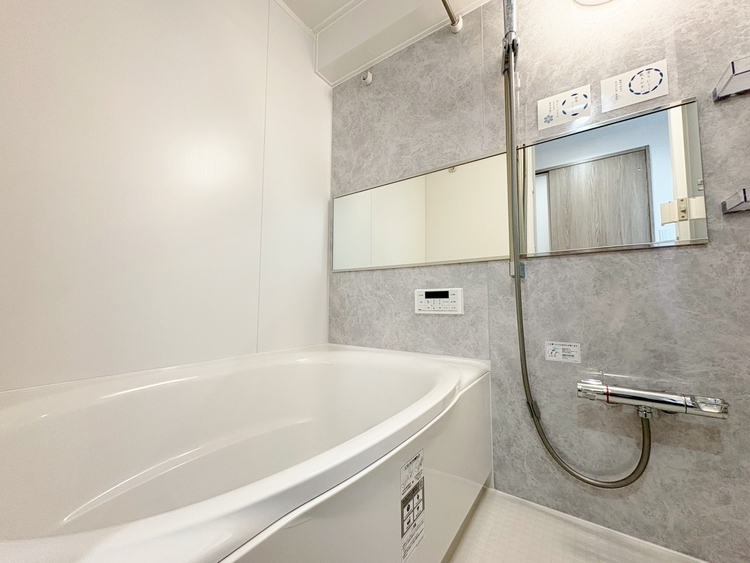 風呂 一日の疲れを癒すバスルームは、心地よいリラックスを叶える清潔感溢れる空間です。