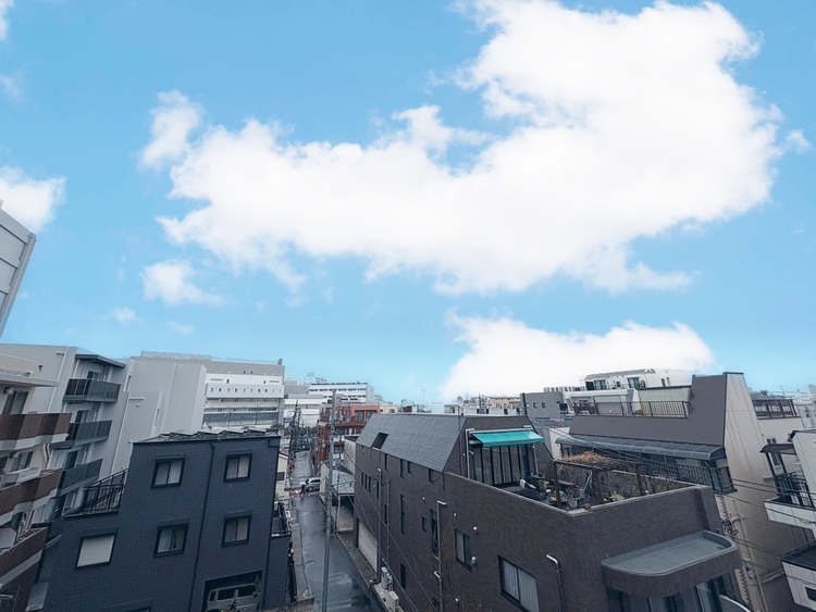 バルコニー 窓を開けると広がる青空。心をリフレッシュして日々を過ごしていきましょう。