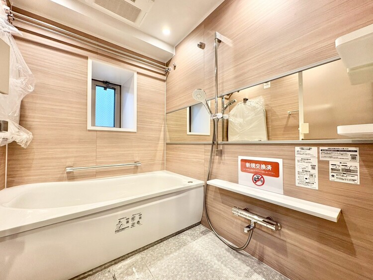 風呂 一日の疲れを癒すバスルームは、心地よいリラックスを叶える清潔感溢れる空間です。