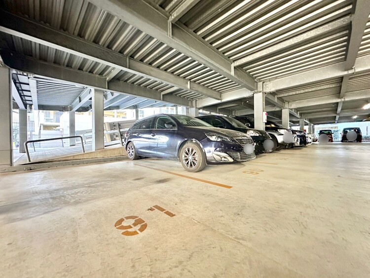 駐車場 本物件の駐車スペースです。車種制限のある場合もございますので、お気軽にお問い合わせくださいませ。