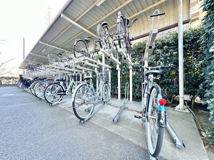 設備 きちんと整備された駐輪場。住む方の心遣いが感じられます。