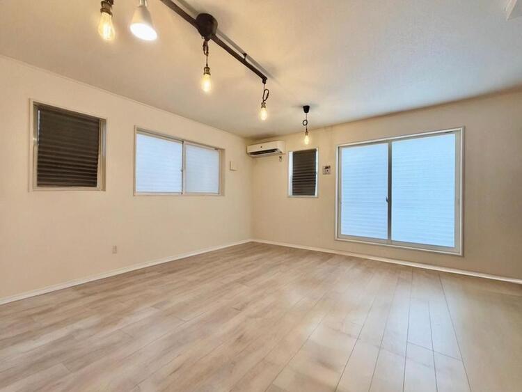 居間 忙しく過ぎゆく日常を置き去るほど、ゆったりした時間が流れるリビング。