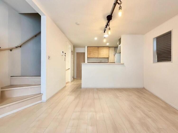 居間 飾り過ぎないシンプルな内装と偏り過ぎないデザインで統一しました。