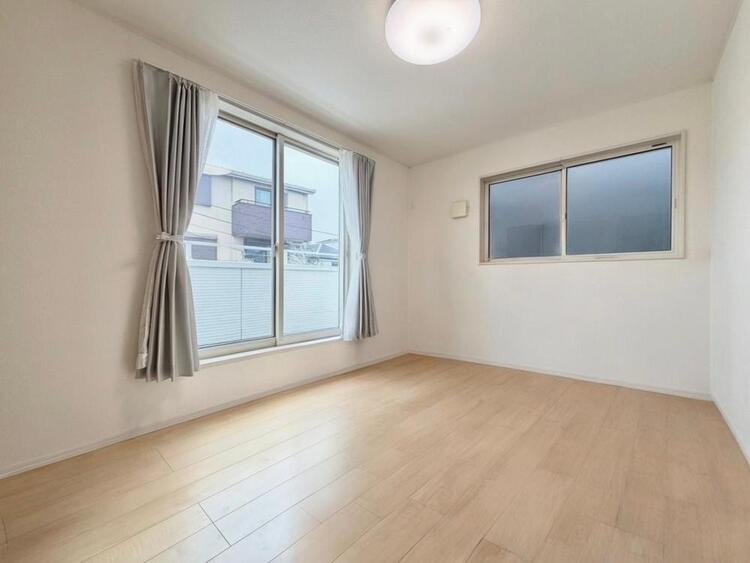 寝室 ベッドも十分に設置するスペースがあります。