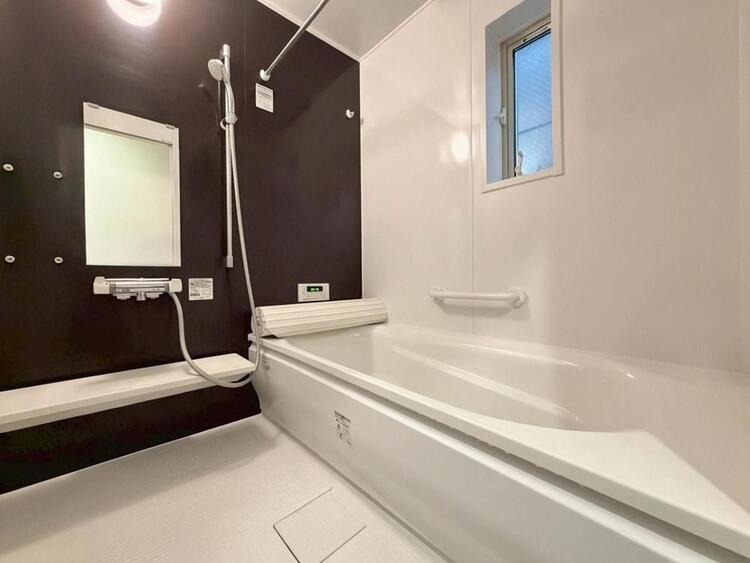 風呂 一日の疲れを癒すバスルームは、心地よいリラックスを叶える清潔感溢れる空間です。