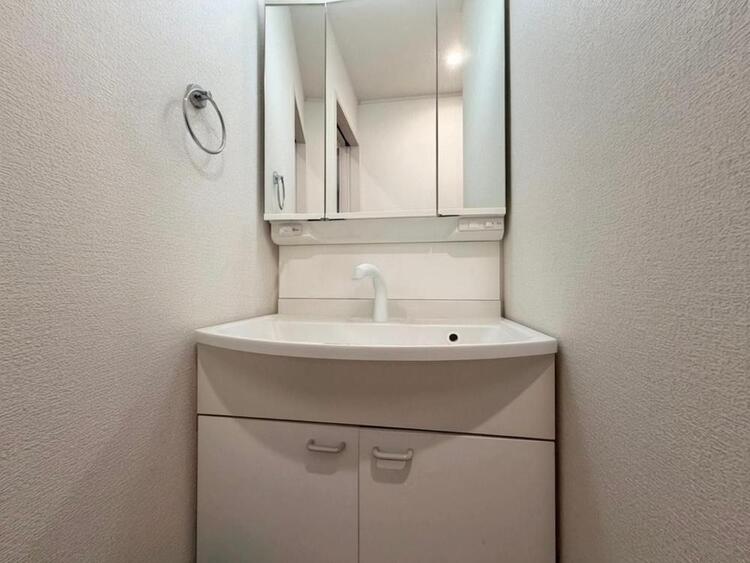 洗面 何かと物が増える場所だからこそ、スッキリと見映えの良い空間に。