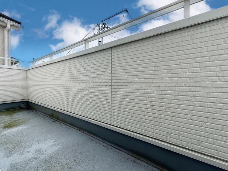 バルコニー 暮らしの中で、光と風を演出してくれるバルコニー。